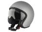 Grijze motorhelm met transparant vizier en kinbandsluiting.