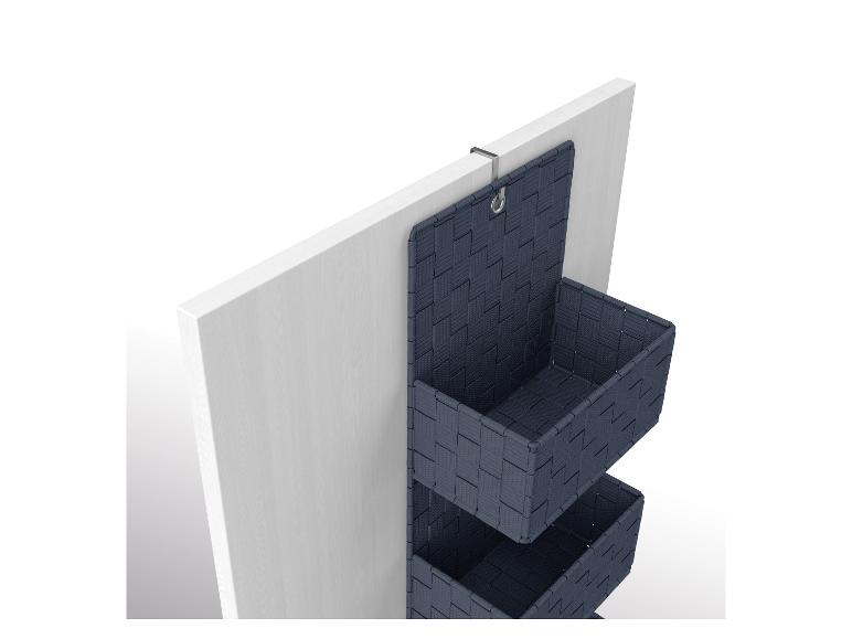 Wandorganizer met drie donkergrijze gevlochten manden.