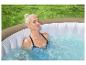 Vrouw genietend van een buitenjacuzzi.