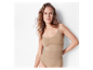 Een vrouw draagt een beige, naadloze body shaper.