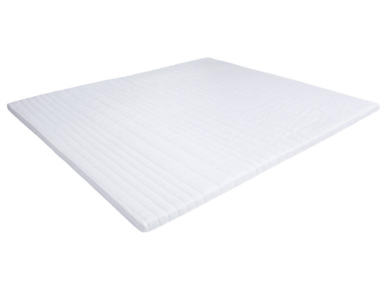 Witte matrasbeschermer of topmatras geplaatst op een witte achtergrond.