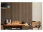 Eettafel met stoelen, lamp en decoraties in een modern interieur met houten lambrisering.