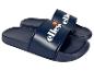 Donkerblauwe Ellesse herenslides met wit logo en gekleurde halve cirkel.