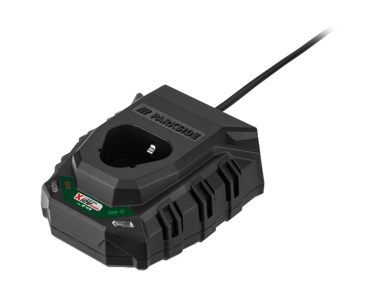 Zwarte acculader met groene en witte accenten, met oplaadsleuf en kabel.