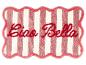 Rood-wit gestreepte badmat met 'Ciao Bella' in rood schrift.