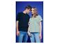 Man in zwart T-shirt en vrouw in lichtgroen T-shirt, beiden in jeans.