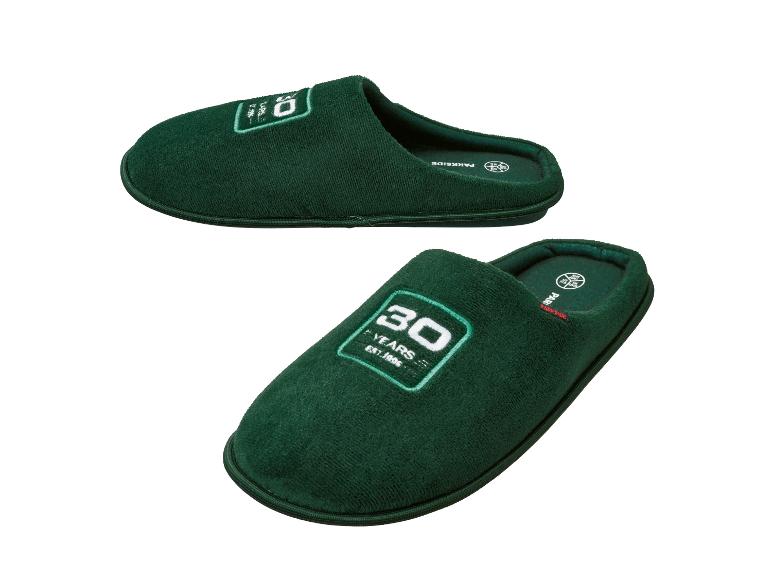 Een paar groene pantoffels met de geborduurde tekst '30 YEARS EST. 1996'.