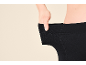 Vrouw in zwarte legging, toont een losse tailleband