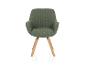 Groene stoffen stoel met houten poten.