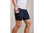 Een man draagt ​​een wit T-shirt en blauwe sport shorts met een ingebouwde liner.