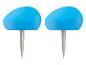 Twee blauwe punaises met metalen punten op een witte achtergrond.