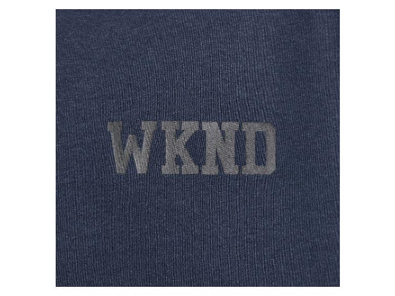 Donkerblauw T-shirt met reliëftekst 'WKND'.