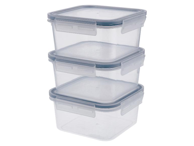Drie gestapelde, transparante voedselcontainers met grijze deksels en sluitingen.