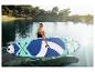 Vrouw met paddleboard op een meer, omringd door bomen.