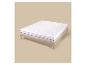 Wit matras met topper in een licht houten bedframe op een beige achtergrond.