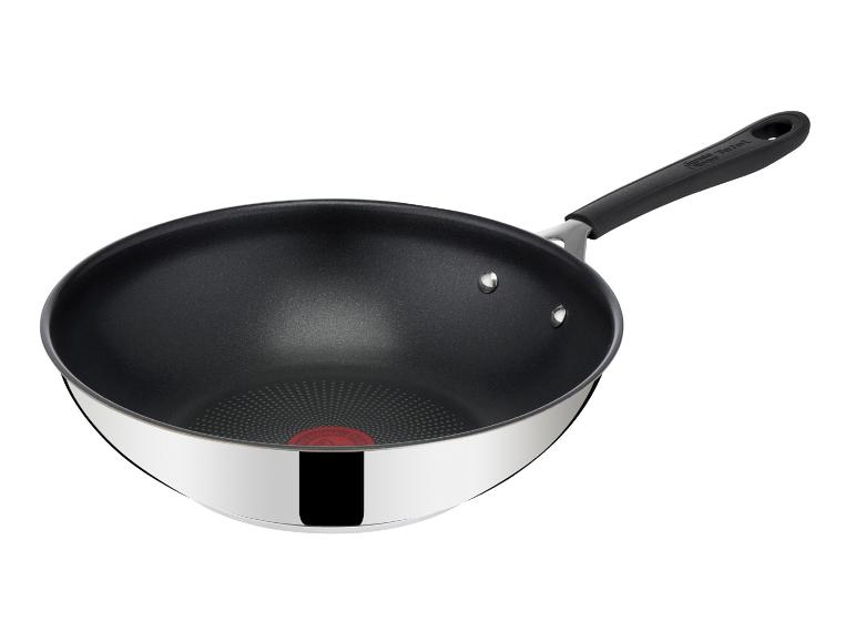 Roestvrijstalen wok met een zwarte antiaanbaklaag en een zwart handvat