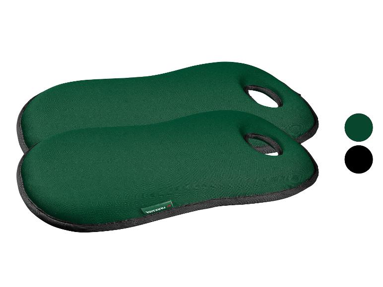 Twee groene tuinkniekussens met handvatten, één iets achter de ander.