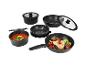 Set van zwart anti-aanbak kookgerei, inclusief potten en pannen met eten.