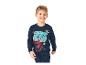 Jongen in blauw shirt met lange mouwen en joggingbroek met superheldenprint