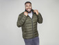 Man in een groene winterjas
