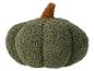 Een olijfgroene pluche pompoen.
