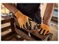 Handen in oranje handschoenen schuren een houten krat met een schuurblok.