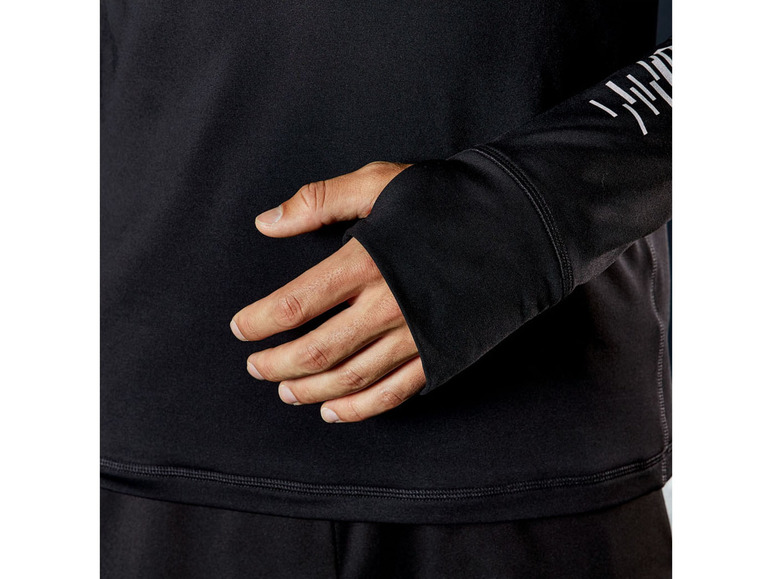 Een zwart longsleeve shirt met een reflecterend design op de mouw.