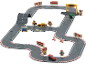Houten speelgoedracebaan met auto's, figuren en accessoires zoals een finishlijn en pitstop.