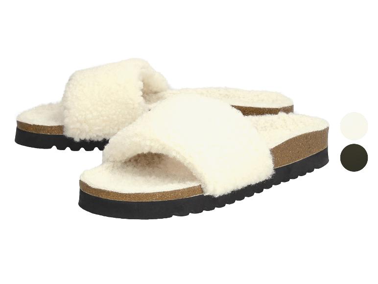Pluche slippers met kurken zool, wit en zwart.