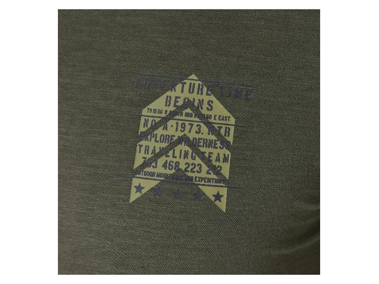 Een groene T-shirt met een vintage ontwerp met sterren en tekst over avontuur.