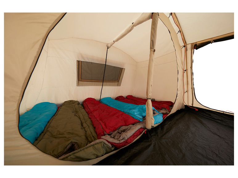 Een tent met slaapzakken in verschillende kleuren