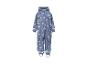 Blauwe kinderregenoverall met een patroon van bouwvoertuigen.