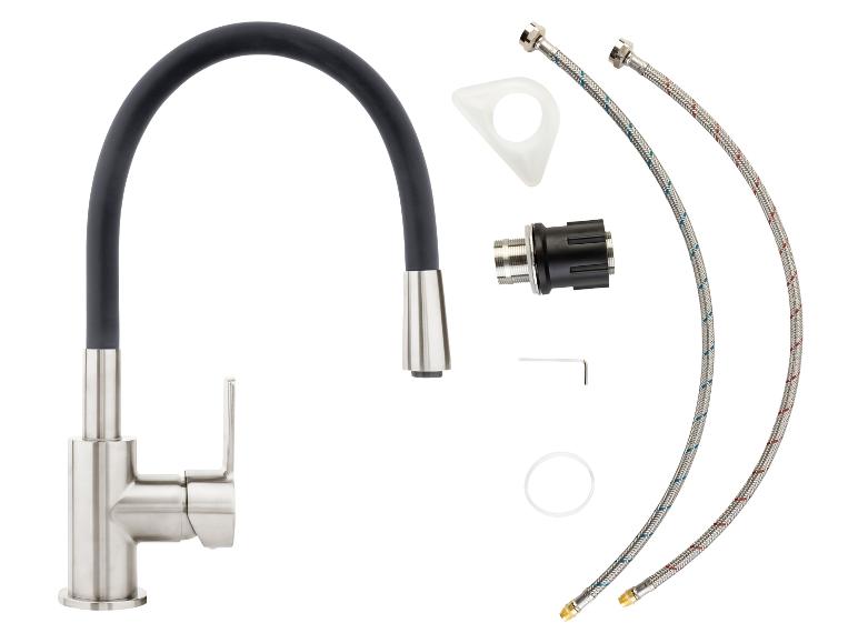 Moderne keukenkraan van roestvrij staal met accessoires.