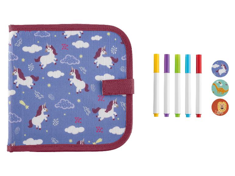 Tekenschrift met eenhoornprint en gekleurde stiften.
