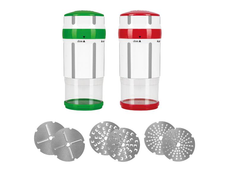 Groene en rode handraspen met verwisselbare messen.