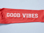 Een roze T-shirt met de tekst 'Good Vibes'.