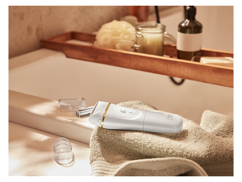 Een Cien Beauty scheerapparaat op een handdoek in een badkamer.