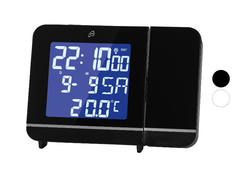 Zwarte digitale wekker met projector en display dat tijd, datum en temperatuur toont.