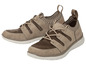 Twee paar bruine sneakers met mesh en witte zolen.