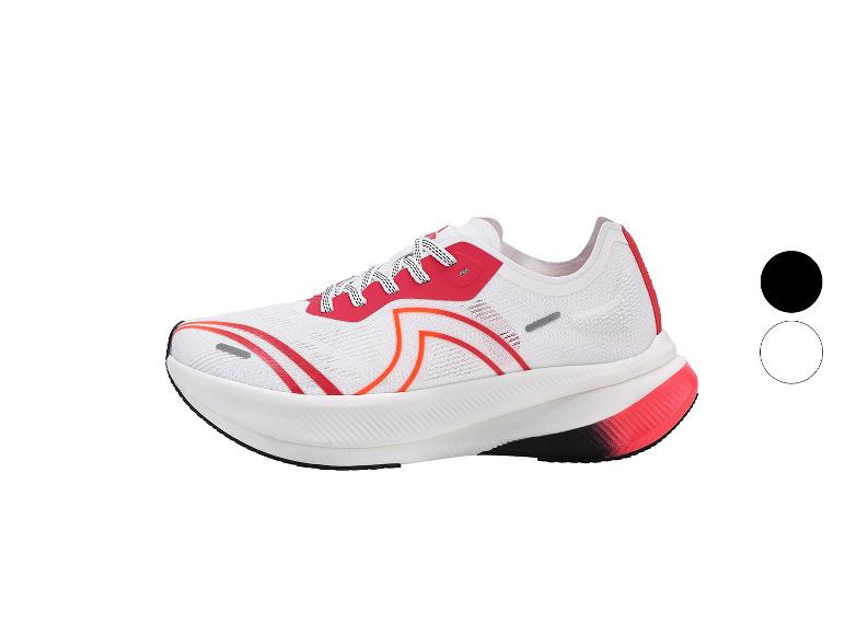 Witte hardloopschoenen met rode en oranje accenten en een zwarte zool.