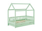 Een lichtgroen kinderbed met een huisvormig frame en opbergladen.
