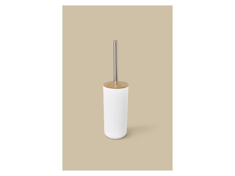 Witte toiletborstel met bamboe deksel en metalen handvat.