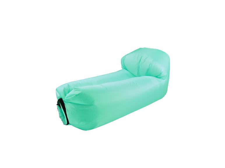 Mintgroene opblaasbare ligstoel voor buitenontspanning.