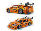 Oranje speelgoedauto in racewagenstijl, getoond vanaf de zijkant en schuin van voren.