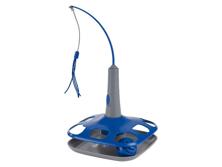 Een blauwe kattenhengel met een bal en een basis met opslagvakken.