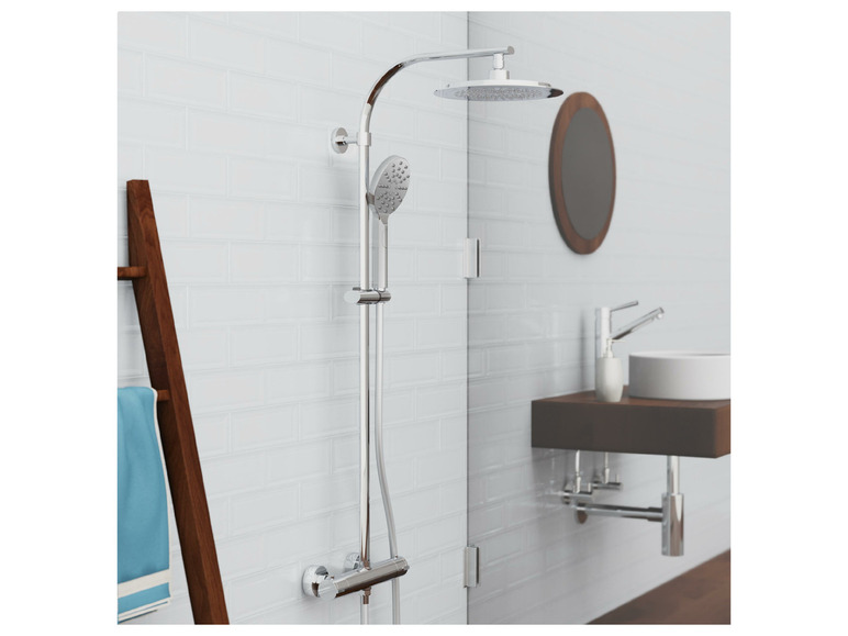 Een chromen doucheset met een regendouche en een handdouche.