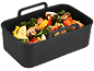 Zwarte siliconen mand voor de airfryer gevuld met gegrilde groenten.