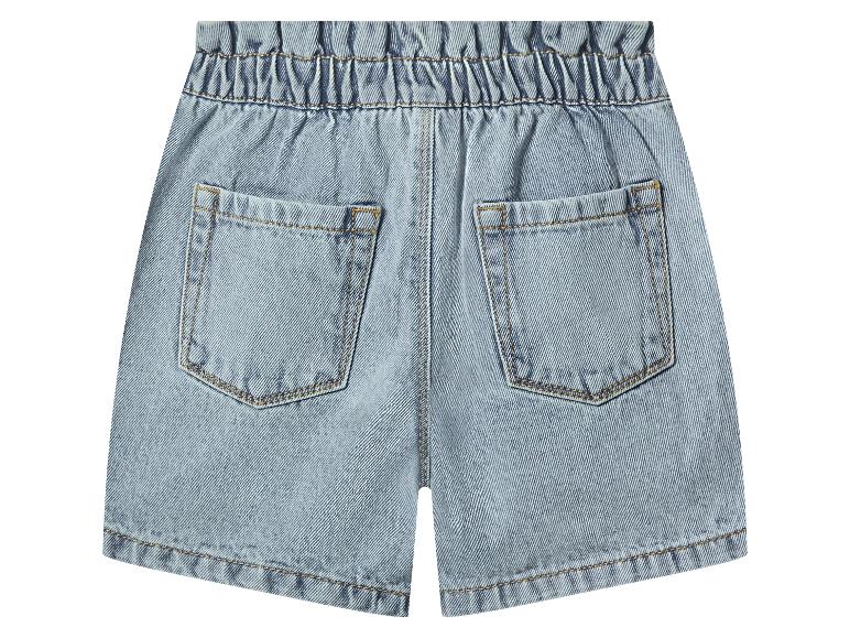 Lichtblauwe denim shorts met elastische taille en twee achterzakken.