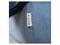 Blauwe stof met label met de tekst „TOM TAILOR”