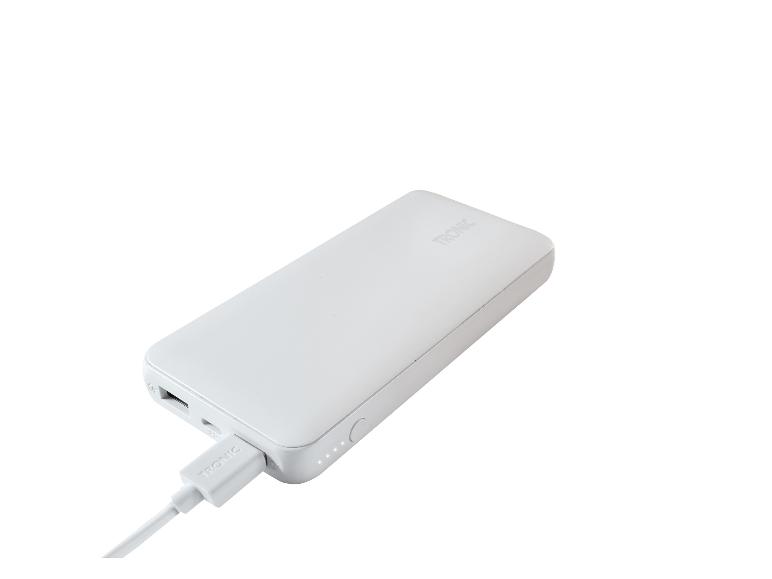 Witte powerbank met aangesloten USB-kabel en oplaadindicatoren.